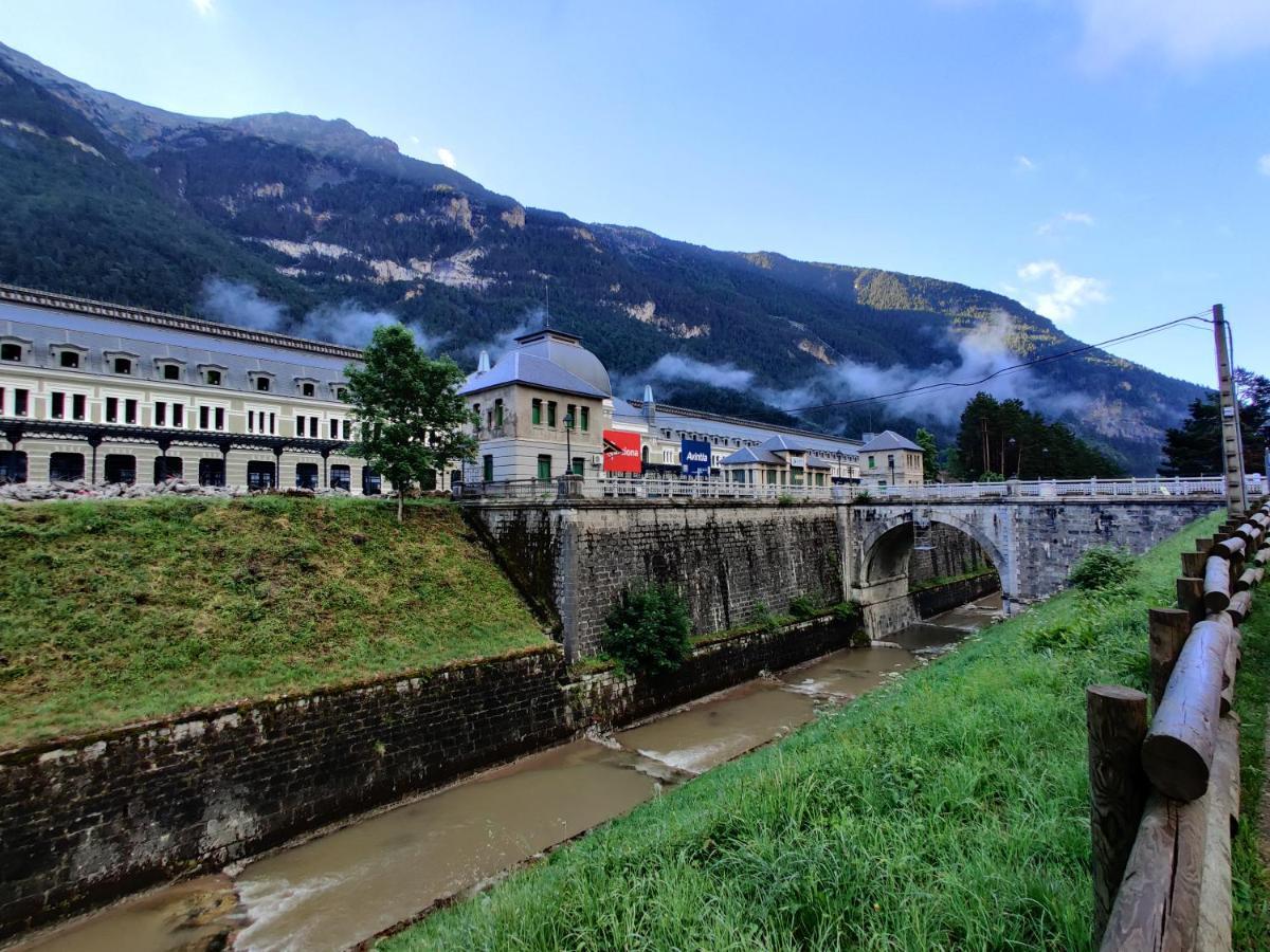 "Leo Pixel" Avairent Canfranc Estacion Lägenhet Exteriör bild